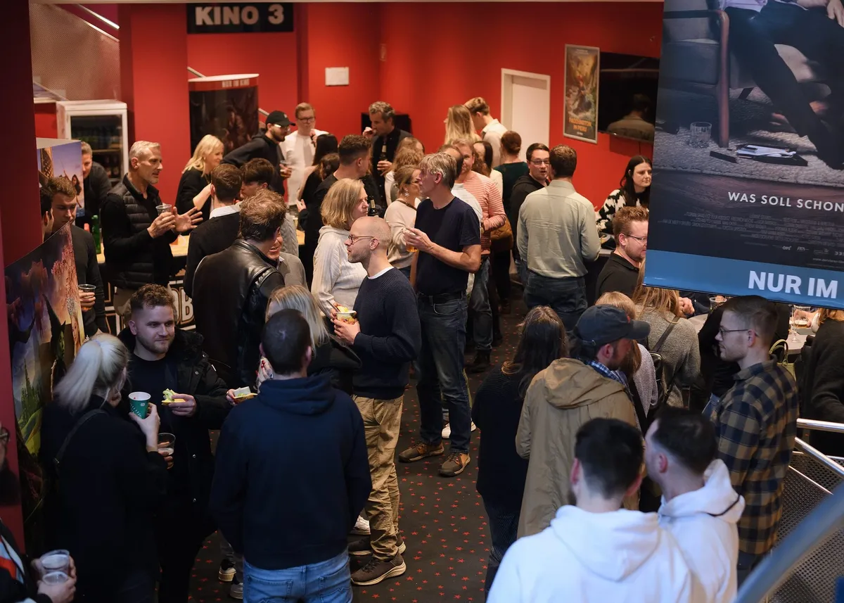 Volles Foyer vor dem Kinosaal