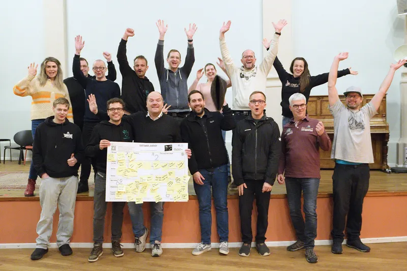 Gruppenbild der Pullerparty mit Toys Reloved, alle jubeln mit erhobenen Armen, vorne ein Plakat voller Klebezettel