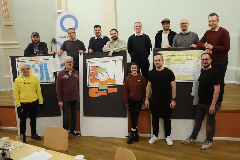 Gruppenbild der Pullerparty mit Explory vor drei Tafeln voller Klebezettel