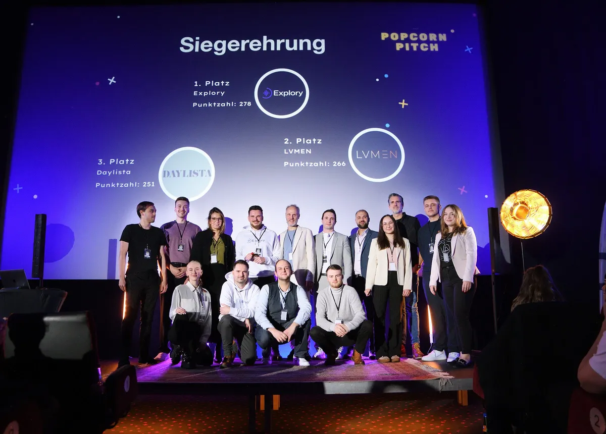 Siegerehrung 2024, Gruppenbild auf der Bühne, auf der Leinwand Explory, LVMEN und Daylista auf den Plätzen 1 bis 3